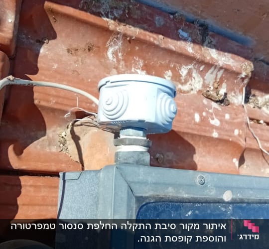 חיבור חשמלי על דוד שמש עם כבלים